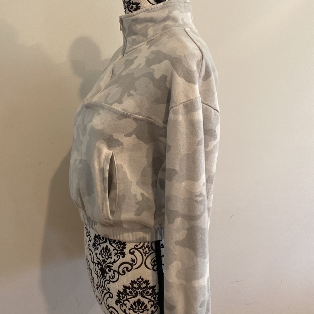 Hippie Rose Camo 1/4 Zip Crop Sweatshirt Size Small - Picture 3 of 6